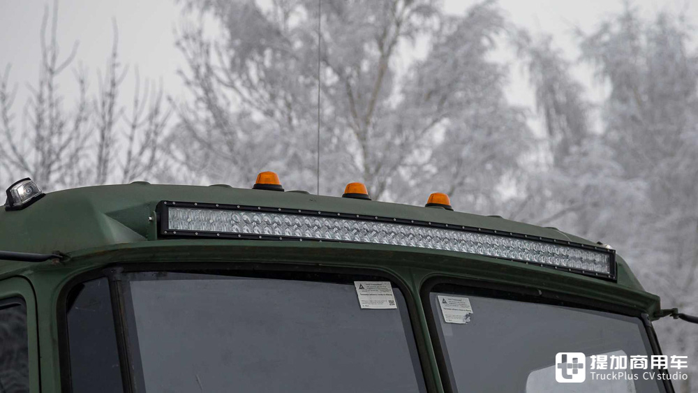 暴力美学的集大成之作,俄罗斯玩家的爆改乌拉尔4320 6x6军卡实拍 - 第9张 - 提加商用车网 暴力美学的集大成之作,俄罗斯玩家的爆改乌拉尔4320 6x6军卡实拍 - 第9张