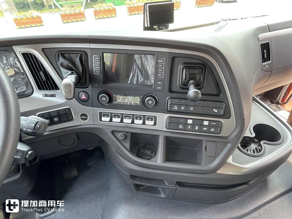 铠甲前脸焕新升级,做工品质不输同级欧洲车型,新一代现代创虎牵引车实拍 - 第10张 - 提加商用车网 铠甲前脸焕新升级,做工品质不输同级欧洲车型,新一代现代创虎牵引车实拍 - 第10张