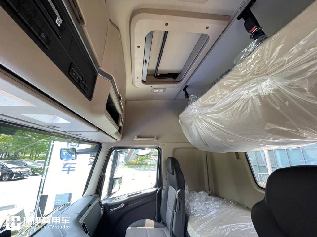 铠甲前脸焕新升级,做工品质不输同级欧洲车型,新一代现代创虎牵引车实拍 - 第11张 - 提加商用车网 铠甲前脸焕新升级,做工品质不输同级欧洲车型,新一代现代创虎牵引车实拍 - 第11张