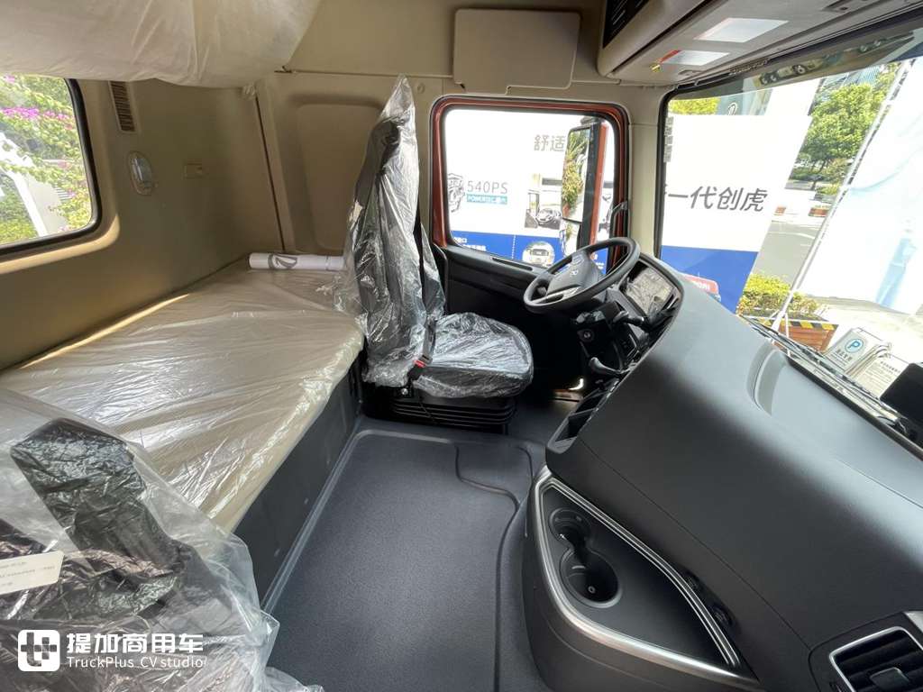 铠甲前脸焕新升级,做工品质不输同级欧洲车型,新一代现代创虎牵引车实拍 - 第12张 - 提加商用车网 铠甲前脸焕新升级,做工品质不输同级欧洲车型,新一代现代创虎牵引车实拍 - 第12张