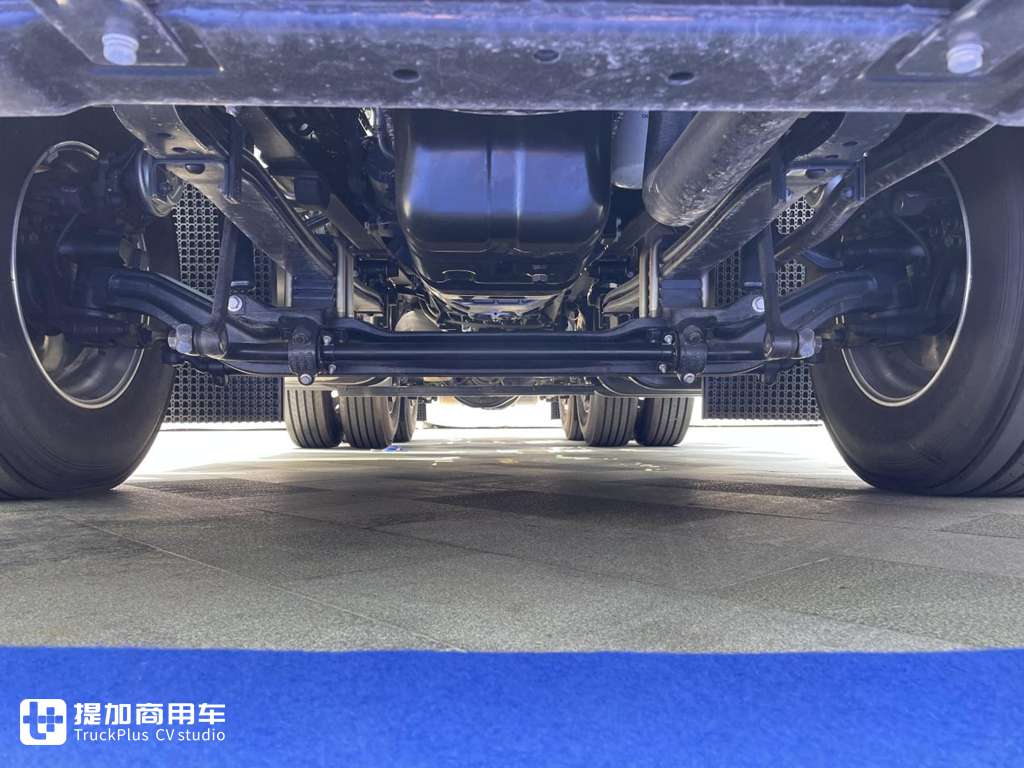 铠甲前脸焕新升级,做工品质不输同级欧洲车型,新一代现代创虎牵引车实拍 - 第13张 - 提加商用车网 铠甲前脸焕新升级,做工品质不输同级欧洲车型,新一代现代创虎牵引车实拍 - 第13张