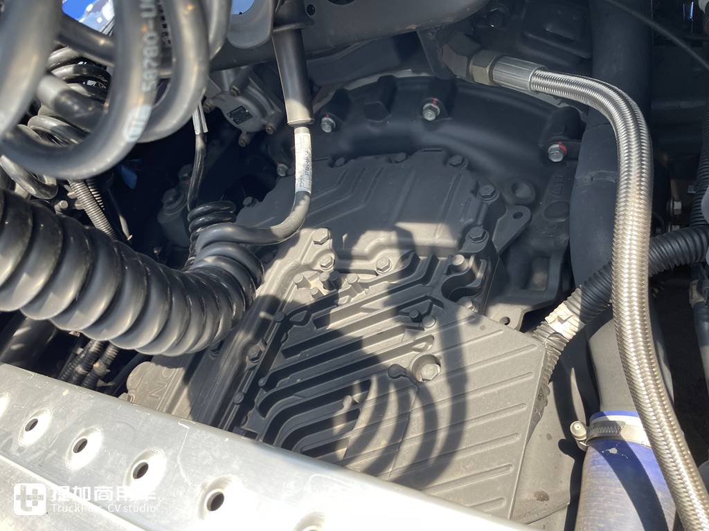 铠甲前脸焕新升级,做工品质不输同级欧洲车型,新一代现代创虎牵引车实拍 - 第14张 - 提加商用车网 铠甲前脸焕新升级,做工品质不输同级欧洲车型,新一代现代创虎牵引车实拍 - 第14张