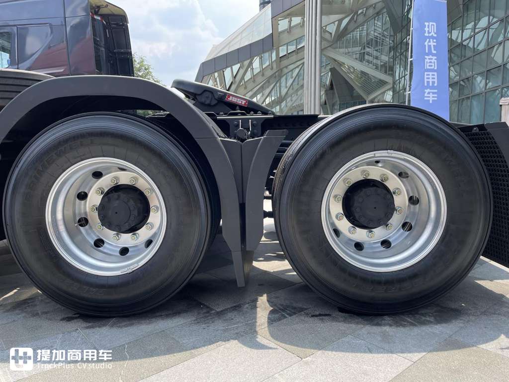 铠甲前脸焕新升级,做工品质不输同级欧洲车型,新一代现代创虎牵引车实拍 - 第15张 - 提加商用车网 铠甲前脸焕新升级,做工品质不输同级欧洲车型,新一代现代创虎牵引车实拍 - 第15张