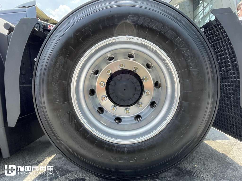 铠甲前脸焕新升级,做工品质不输同级欧洲车型,新一代现代创虎牵引车实拍 - 第16张 - 提加商用车网 铠甲前脸焕新升级,做工品质不输同级欧洲车型,新一代现代创虎牵引车实拍 - 第16张