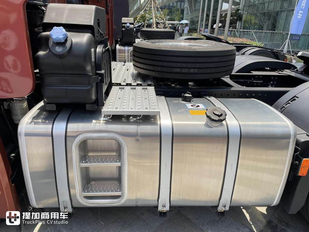 铠甲前脸焕新升级,做工品质不输同级欧洲车型,新一代现代创虎牵引车实拍 - 第17张 - 提加商用车网 铠甲前脸焕新升级,做工品质不输同级欧洲车型,新一代现代创虎牵引车实拍 - 第17张