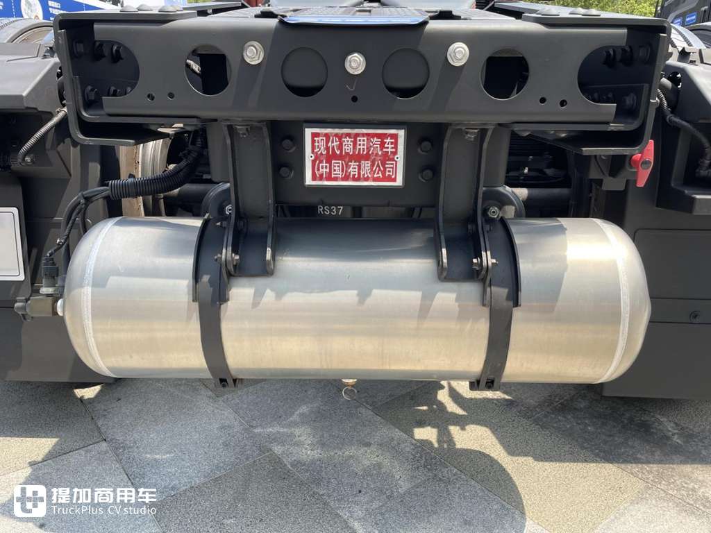 铠甲前脸焕新升级,做工品质不输同级欧洲车型,新一代现代创虎牵引车实拍 - 第18张 - 提加商用车网 铠甲前脸焕新升级,做工品质不输同级欧洲车型,新一代现代创虎牵引车实拍 - 第18张