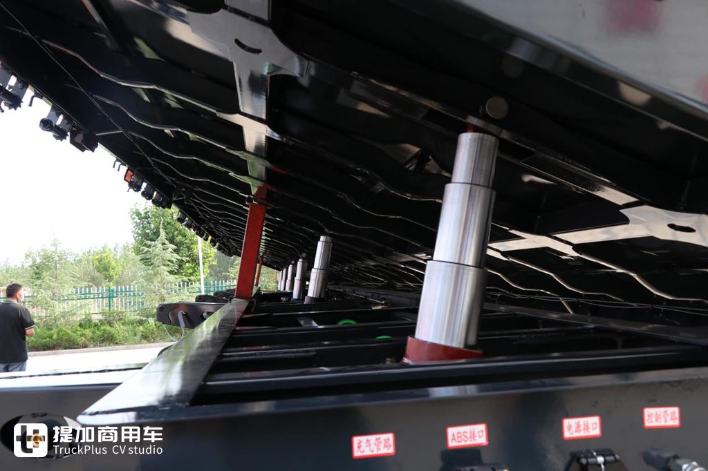 售价6.9万的侧翻自卸挂车,锣响卡友牌的第二款力作,实拍带你看看值得买吗 - 第4张 - 提加商用车网 售价6.9万的侧翻自卸挂车,锣响卡友牌的第二款力作,实拍带你看看值得买吗 - 第4张