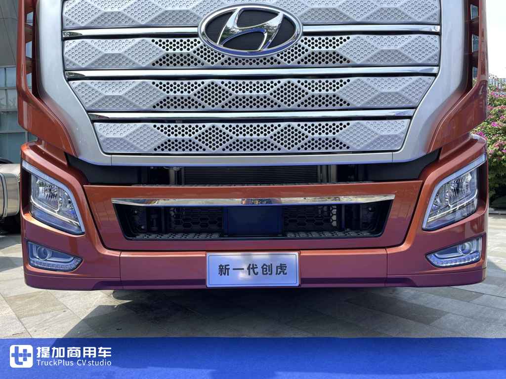 铠甲前脸焕新升级,做工品质不输同级欧洲车型,新一代现代创虎牵引车实拍 - 第4张 - 提加商用车网 铠甲前脸焕新升级,做工品质不输同级欧洲车型,新一代现代创虎牵引车实拍 - 第4张