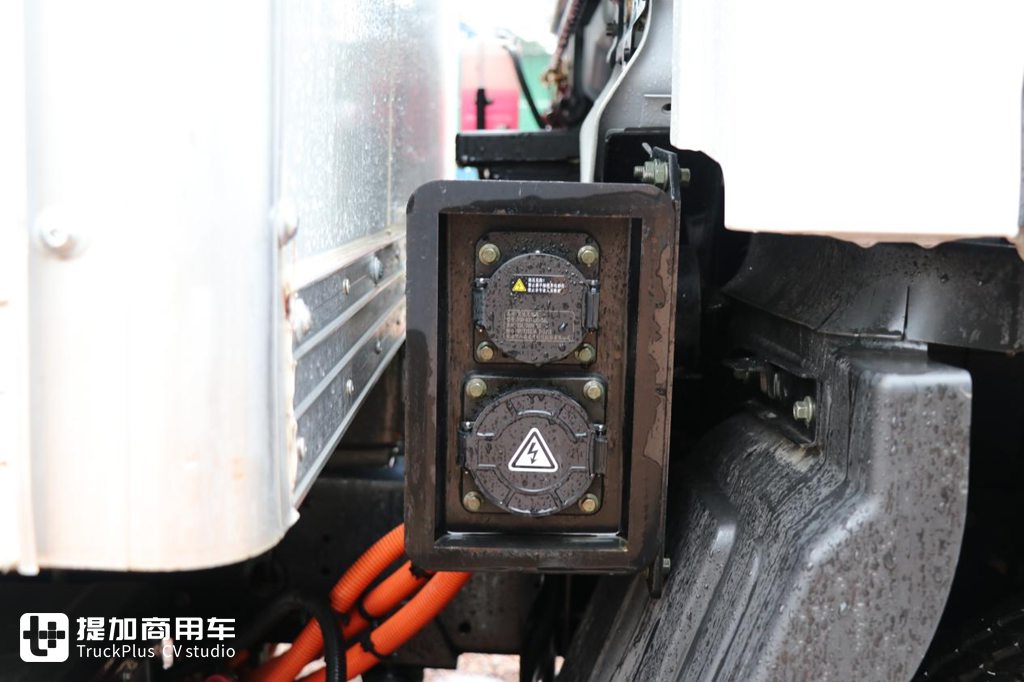 德铁信可在国内定制的福田智蓝电动轻卡,实拍带你看看啥配置! - 第5张 - 提加商用车网 德铁信可在国内定制的福田智蓝电动轻卡,实拍带你看看啥配置! - 第5张