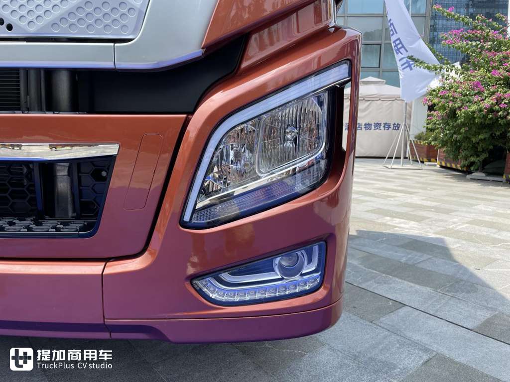 铠甲前脸焕新升级,做工品质不输同级欧洲车型,新一代现代创虎牵引车实拍 - 第5张 - 提加商用车网 铠甲前脸焕新升级,做工品质不输同级欧洲车型,新一代现代创虎牵引车实拍 - 第5张