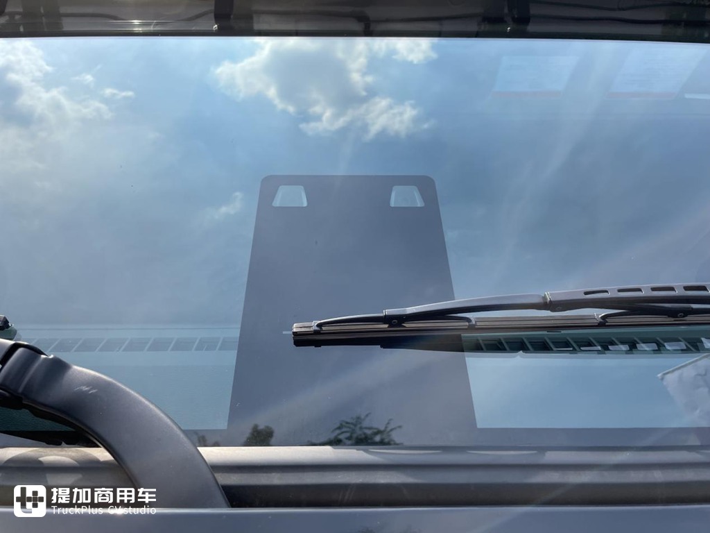 铠甲前脸焕新升级,做工品质不输同级欧洲车型,新一代现代创虎牵引车实拍 - 第6张 - 提加商用车网 铠甲前脸焕新升级,做工品质不输同级欧洲车型,新一代现代创虎牵引车实拍 - 第6张