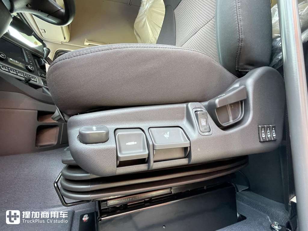 铠甲前脸焕新升级,做工品质不输同级欧洲车型,新一代现代创虎牵引车实拍 - 第7张 - 提加商用车网 铠甲前脸焕新升级,做工品质不输同级欧洲车型,新一代现代创虎牵引车实拍 - 第7张