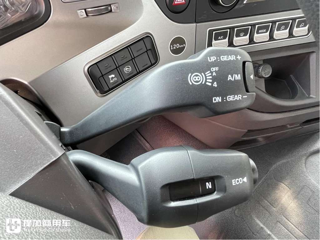 铠甲前脸焕新升级,做工品质不输同级欧洲车型,新一代现代创虎牵引车实拍 - 第9张 - 提加商用车网 铠甲前脸焕新升级,做工品质不输同级欧洲车型,新一代现代创虎牵引车实拍 - 第9张