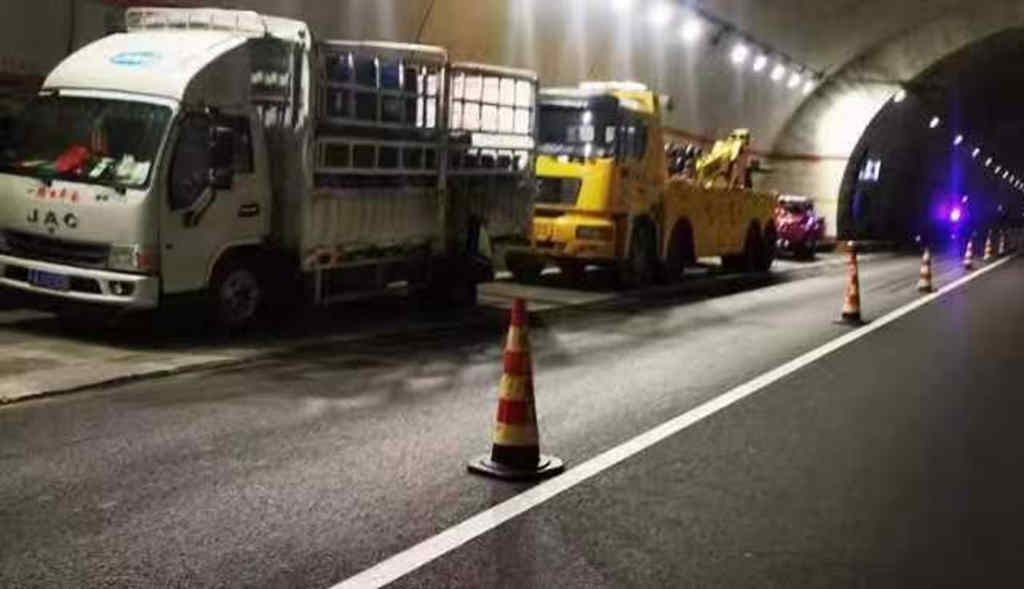 1号服务 雨夜暖人心 江淮1卡服务站高速及时救援 - 第2张 - 提加商用车网 1号服务 雨夜暖人心 江淮1卡服务站高速及时救援 - 第2张