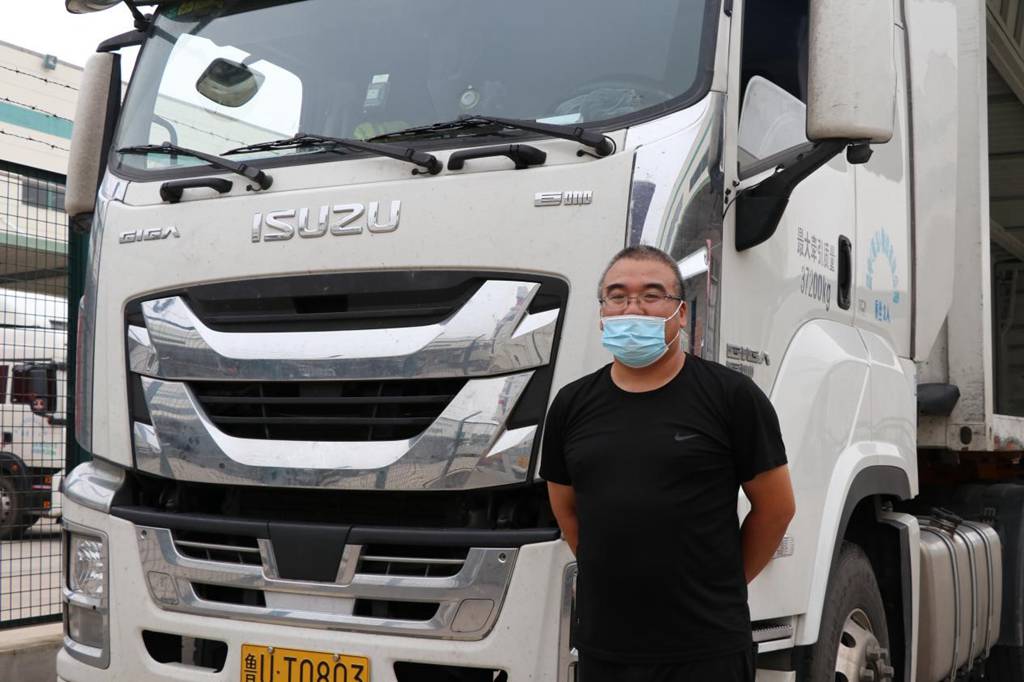 偶遇高配版庆铃巨咖牵引车，车主说五十铃车就是可靠