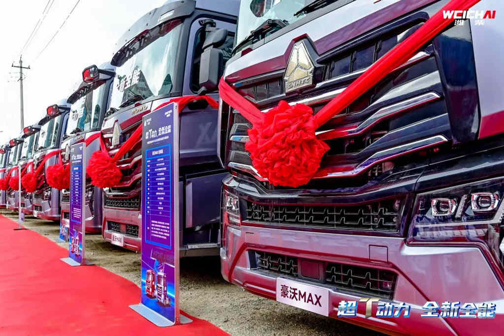全国首位大客户订购100辆豪沃MAX/WP14T/610马力牵引车首批10辆交车仪式圆满成功 - 第1张
