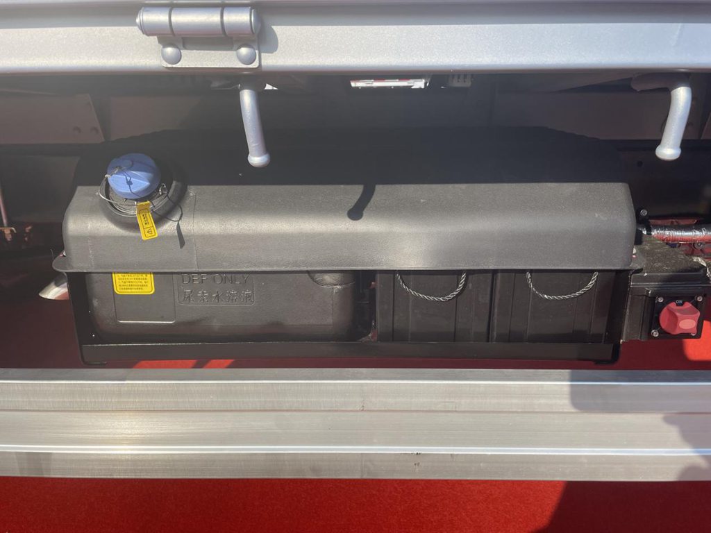 焕新颜值 舒适内饰 懂卡友需求的轻卡领航M5实拍评测 - 第11张