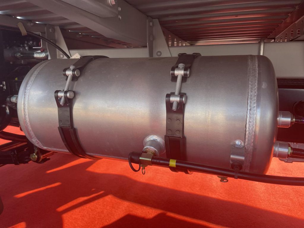 焕新颜值 舒适内饰 懂卡友需求的轻卡领航M5实拍评测 - 第12张