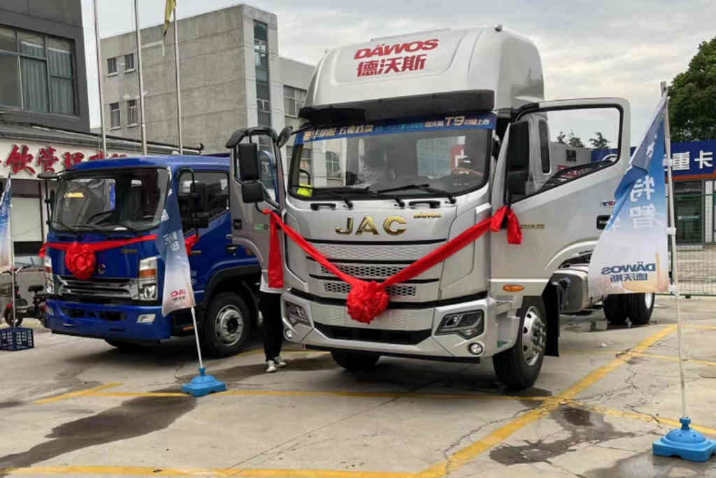 长途舒适又省油 江淮1卡德沃斯T9高顶双卧受追捧 - 第2张