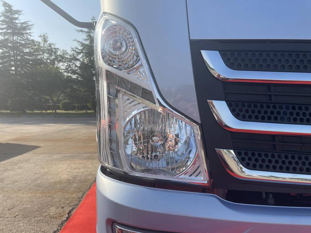 焕新颜值 舒适内饰 懂卡友需求的轻卡领航M5实拍评测 - 第2张