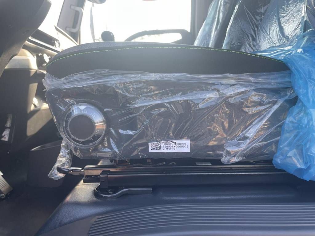 焕新颜值 舒适内饰 懂卡友需求的轻卡领航M5实拍评测 - 第4张