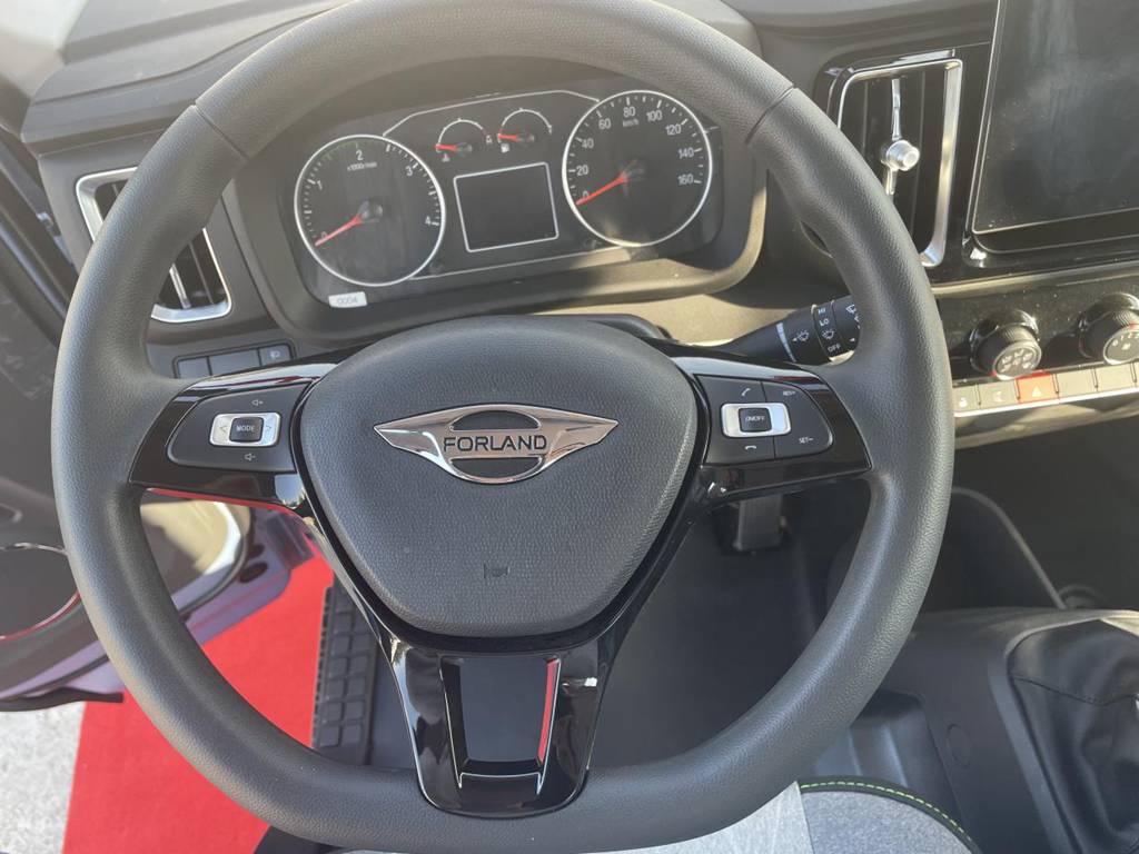 焕新颜值 舒适内饰 懂卡友需求的轻卡领航M5实拍评测 - 第5张