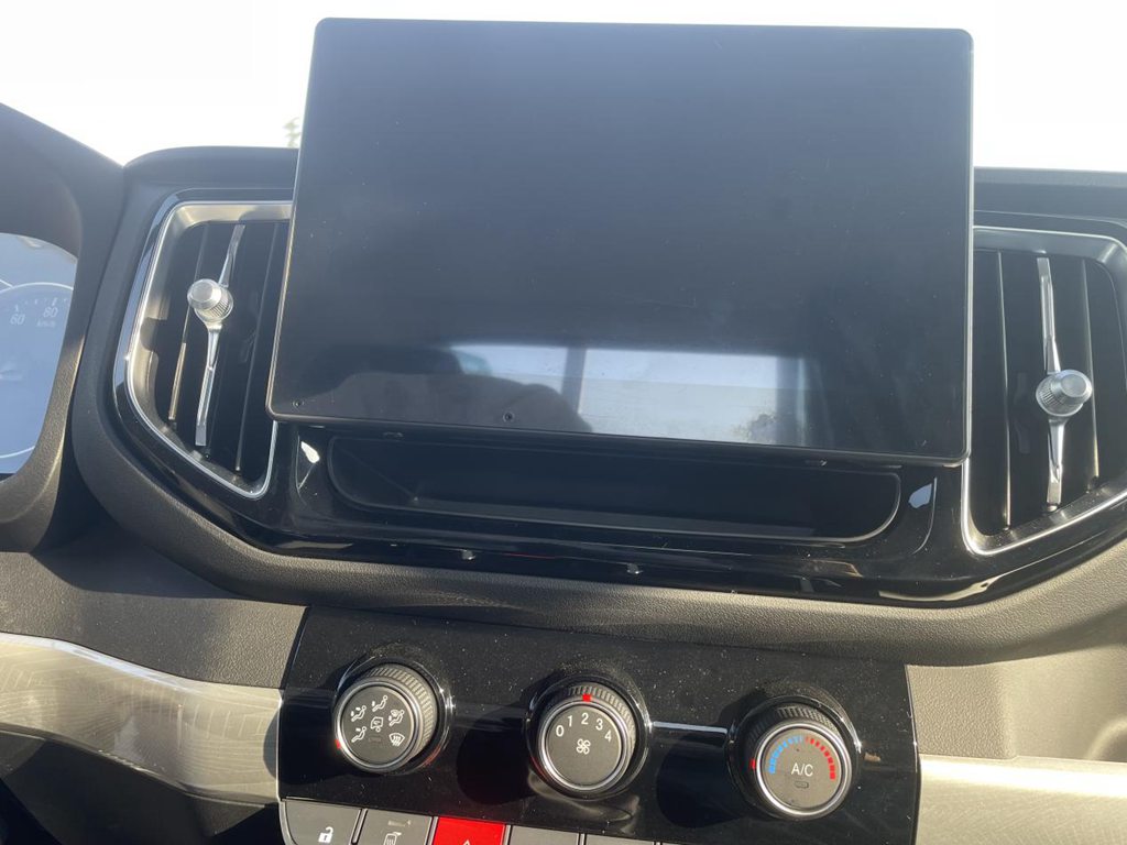 焕新颜值 舒适内饰 懂卡友需求的轻卡领航M5实拍评测 - 第6张