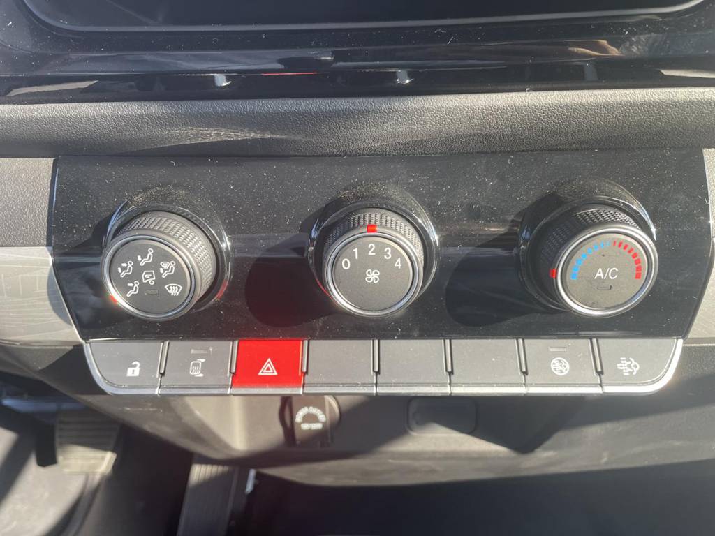 焕新颜值 舒适内饰 懂卡友需求的轻卡领航M5实拍评测 - 第7张