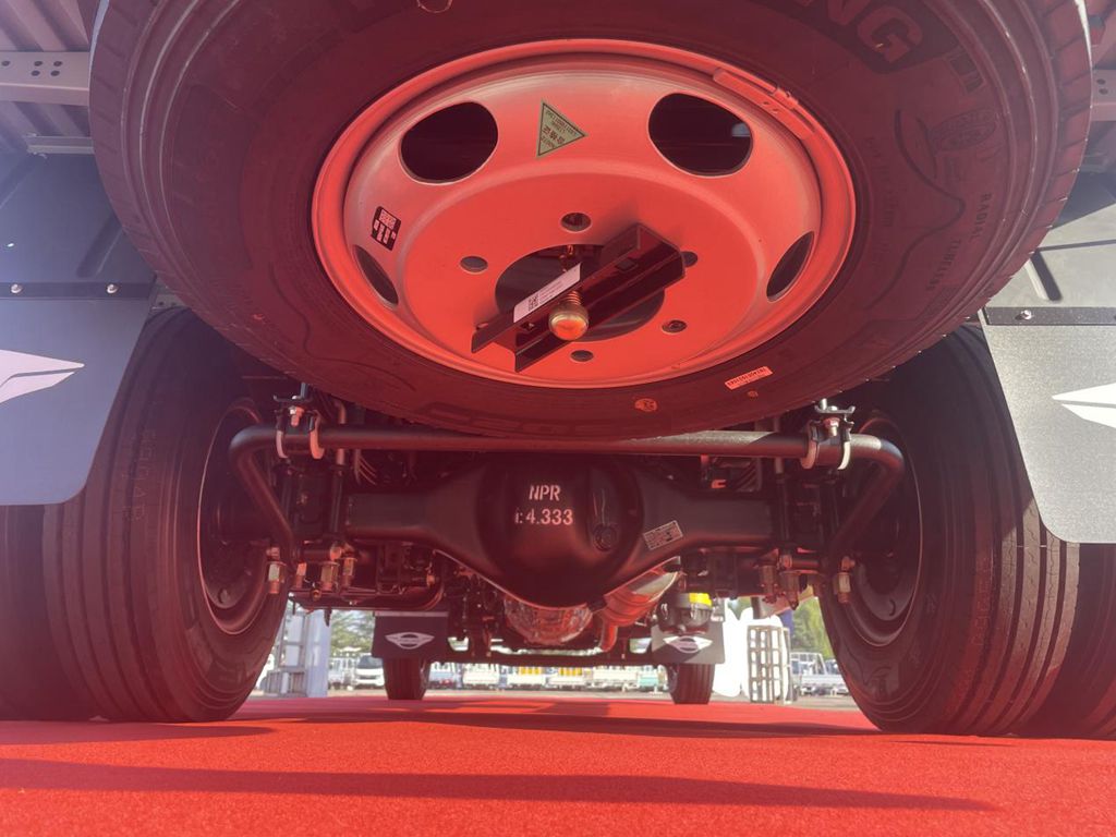 焕新颜值 舒适内饰 懂卡友需求的轻卡领航M5实拍评测 - 第9张