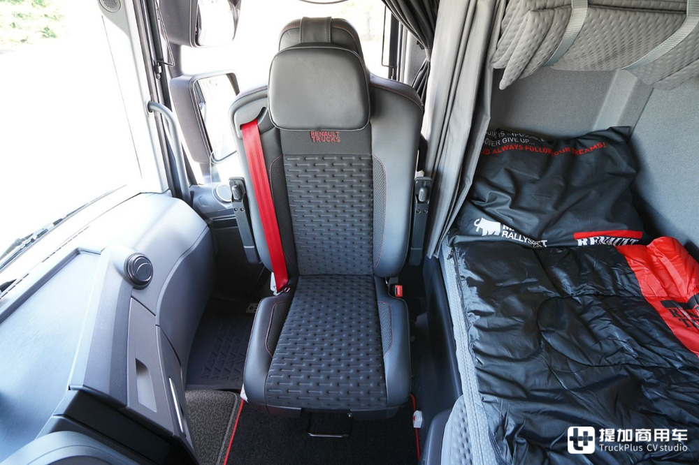 欧卡八强年度驾驶室评测(下),达夫、雷诺、依维柯以及福特，谁最强？ - 第11张