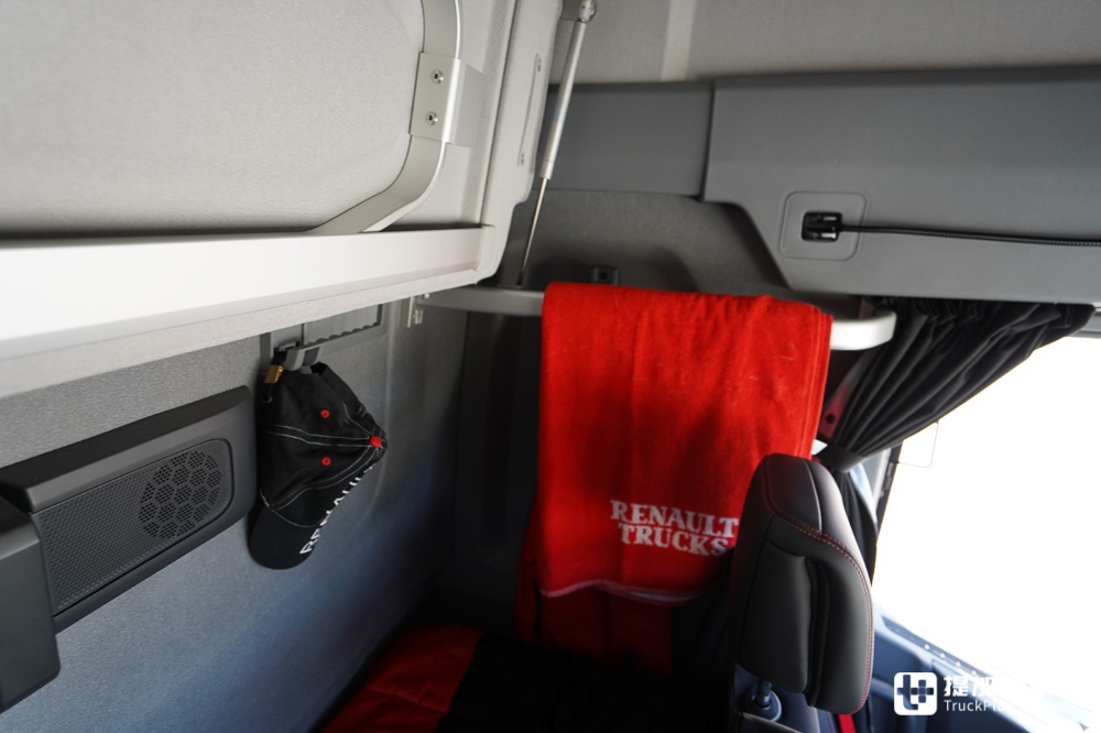 欧卡八强年度驾驶室评测(下),达夫、雷诺、依维柯以及福特，谁最强？ - 第13张