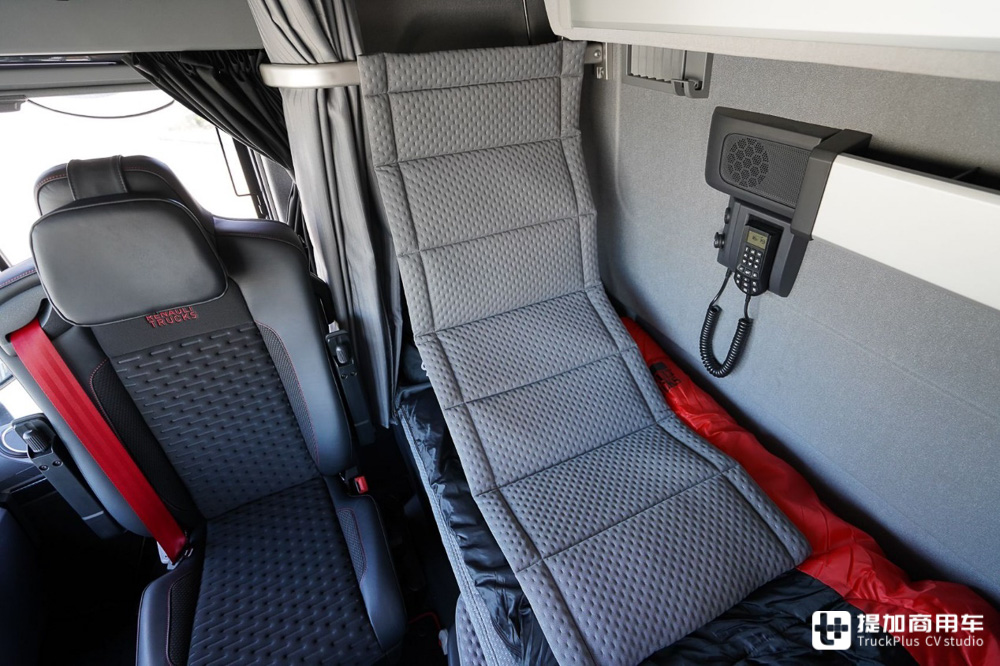 欧卡八强年度驾驶室评测(下),达夫、雷诺、依维柯以及福特，谁最强？ - 第14张