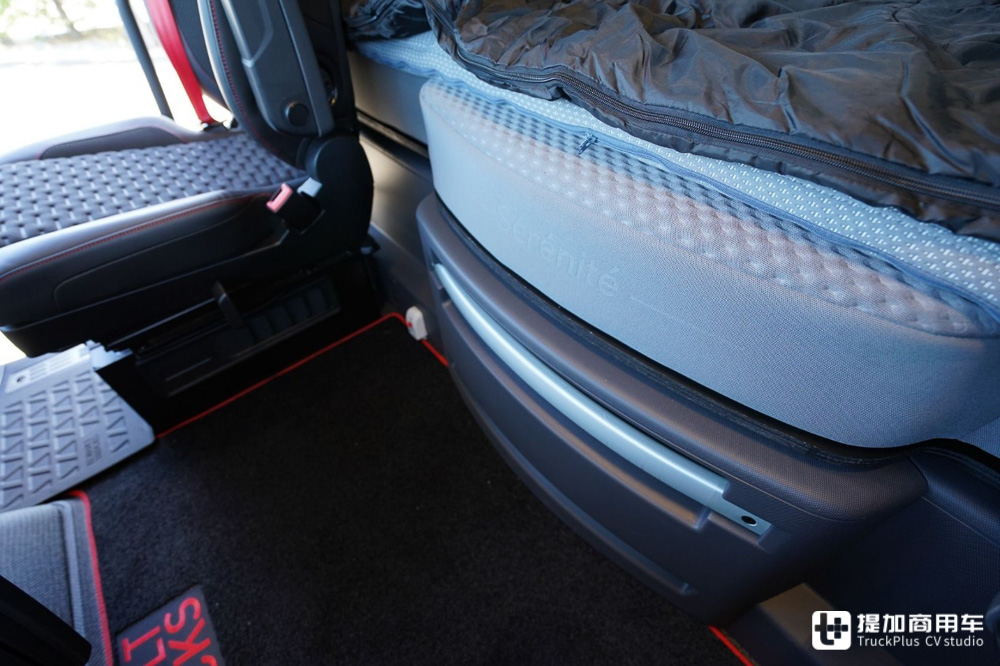 欧卡八强年度驾驶室评测(下),达夫、雷诺、依维柯以及福特，谁最强？ - 第16张