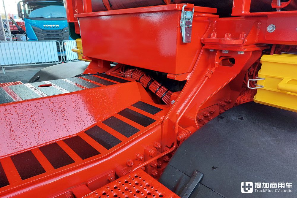 配置极其丰富,车长仅7.5米,IAA 2022上的这台奔驰Arocs 4363 8x6牵引车太惊艳了 - 第17张 - 提加商用车网 配置极其丰富,车长仅7.5米,IAA 2022上的这台奔驰Arocs 4363 8x6牵引车太惊艳了 - 第17张