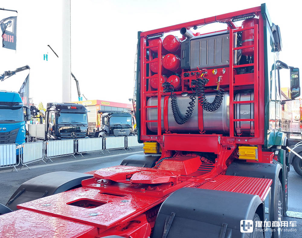 配置极其丰富,车长仅7.5米,IAA 2022上的这台奔驰Arocs 4363 8x6牵引车太惊艳了 - 第19张 - 提加商用车网 配置极其丰富,车长仅7.5米,IAA 2022上的这台奔驰Arocs 4363 8x6牵引车太惊艳了 - 第19张