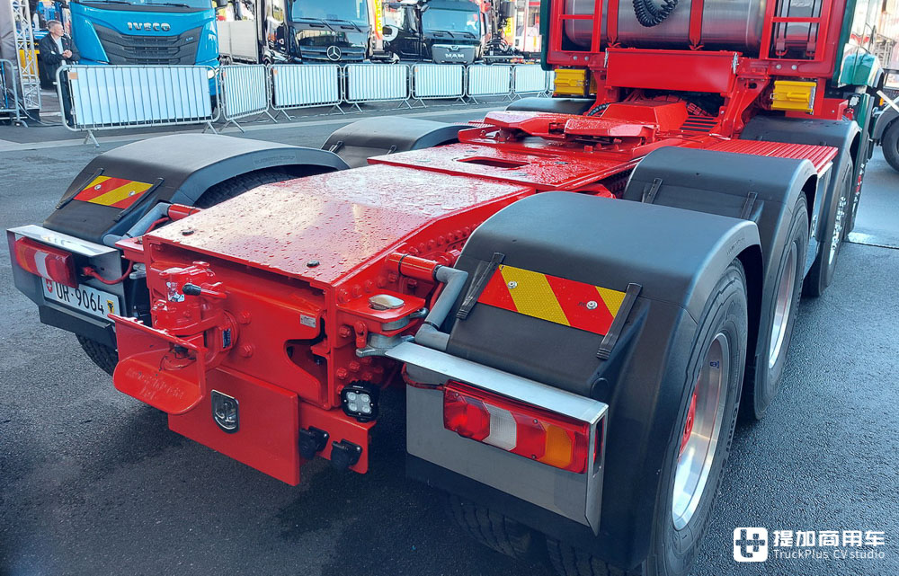 配置极其丰富,车长仅7.5米,IAA 2022上的这台奔驰Arocs 4363 8x6牵引车太惊艳了 - 第23张 - 提加商用车网 配置极其丰富,车长仅7.5米,IAA 2022上的这台奔驰Arocs 4363 8x6牵引车太惊艳了 - 第23张