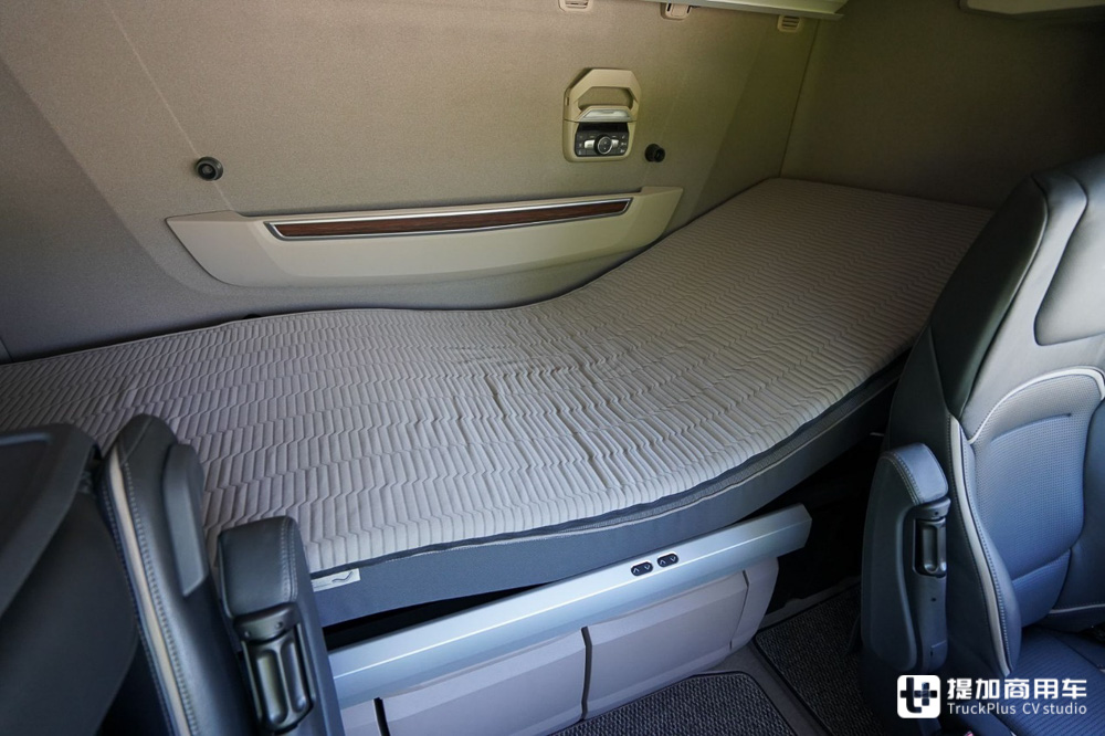 欧卡八强年度驾驶室评测(下),达夫、雷诺、依维柯以及福特，谁最强？ - 第5张