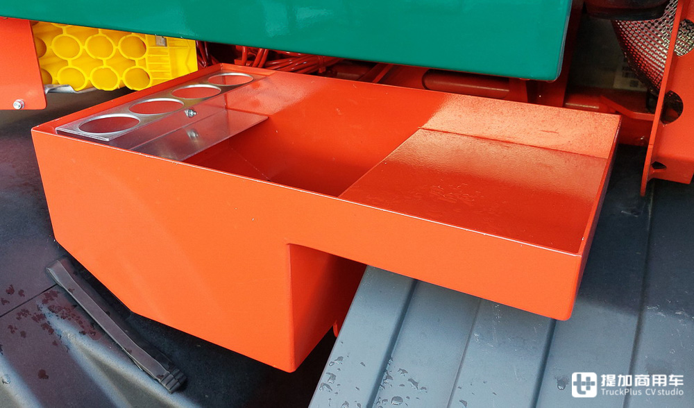 配置极其丰富,车长仅7.5米,IAA 2022上的这台奔驰Arocs 4363 8x6牵引车太惊艳了 - 第9张 - 提加商用车网 配置极其丰富,车长仅7.5米,IAA 2022上的这台奔驰Arocs 4363 8x6牵引车太惊艳了 - 第9张