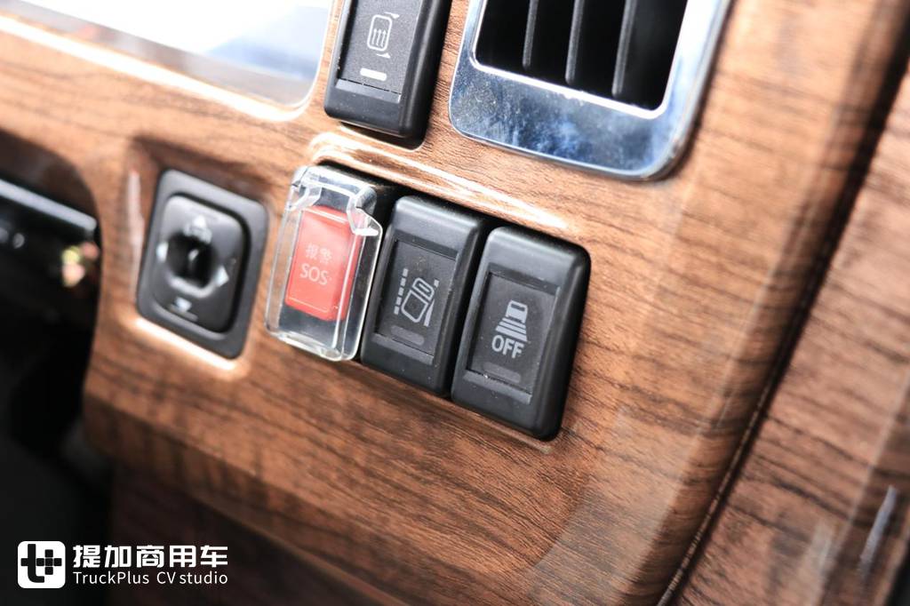 为高效物流而生 庆铃五十铃巨咖VC66自动挡牵引车实拍评测 - 第10张 - 提加商用车网 为高效物流而生 庆铃五十铃巨咖VC66自动挡牵引车实拍评测 - 第10张