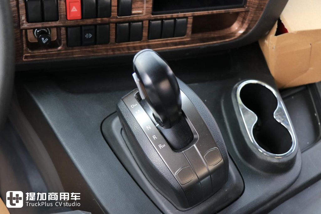 为高效物流而生 庆铃五十铃巨咖VC66自动挡牵引车实拍评测 - 第11张 - 提加商用车网 为高效物流而生 庆铃五十铃巨咖VC66自动挡牵引车实拍评测 - 第11张