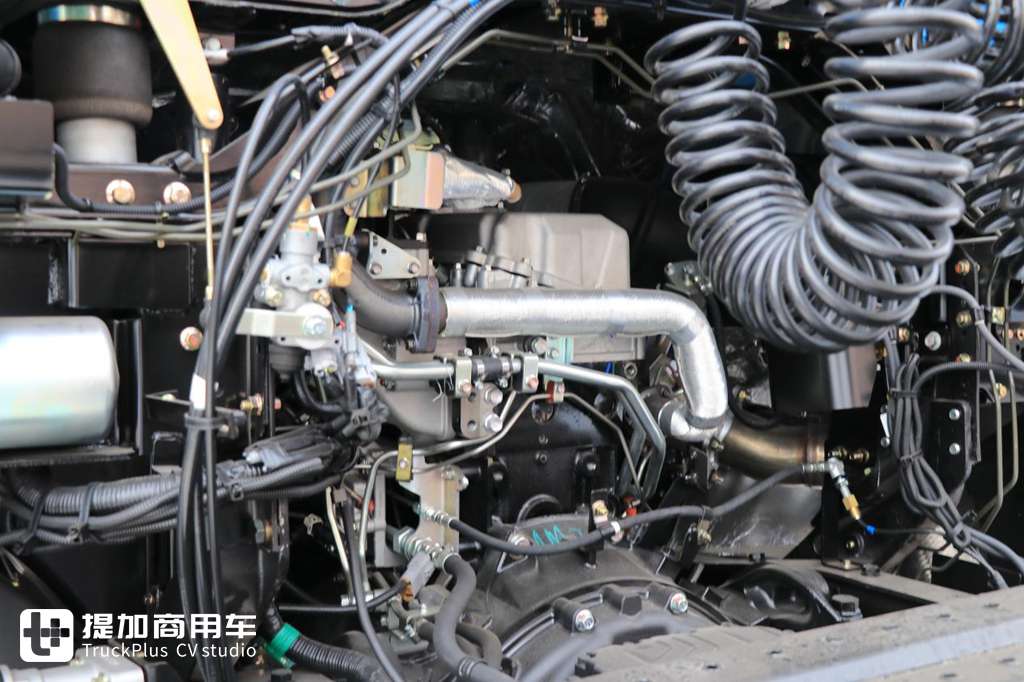 为高效物流而生 庆铃五十铃巨咖VC66自动挡牵引车实拍评测 - 第14张 - 提加商用车网 为高效物流而生 庆铃五十铃巨咖VC66自动挡牵引车实拍评测 - 第14张