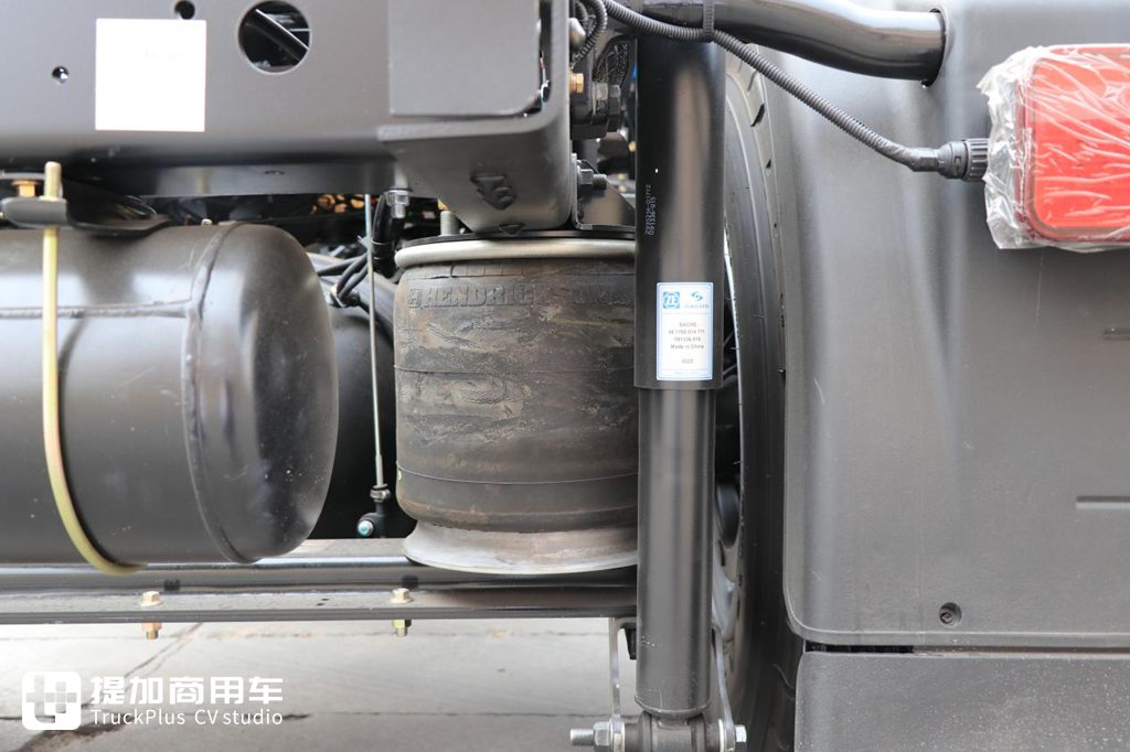 为高效物流而生 庆铃五十铃巨咖VC66自动挡牵引车实拍评测 - 第18张 - 提加商用车网 为高效物流而生 庆铃五十铃巨咖VC66自动挡牵引车实拍评测 - 第18张