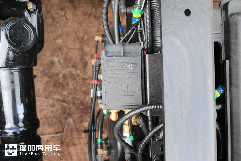 为高效物流而生 庆铃五十铃巨咖VC66自动挡牵引车实拍评测 - 第21张 - 提加商用车网 为高效物流而生 庆铃五十铃巨咖VC66自动挡牵引车实拍评测 - 第21张