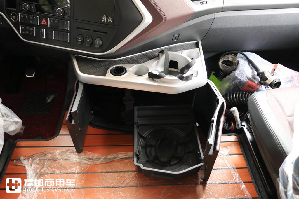 让卡车生活更体面,头等舱VS生活舱,解放鹰途舒适性配置对比盘点 - 第23张 - 提加商用车网 让卡车生活更体面,头等舱VS生活舱,解放鹰途舒适性配置对比盘点 - 第23张