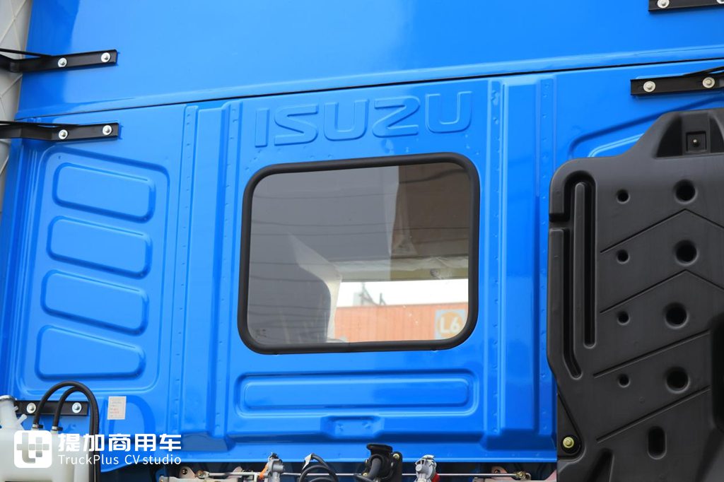 为高效物流而生 庆铃五十铃巨咖VC66自动挡牵引车实拍评测 - 第5张 - 提加商用车网 为高效物流而生 庆铃五十铃巨咖VC66自动挡牵引车实拍评测 - 第5张