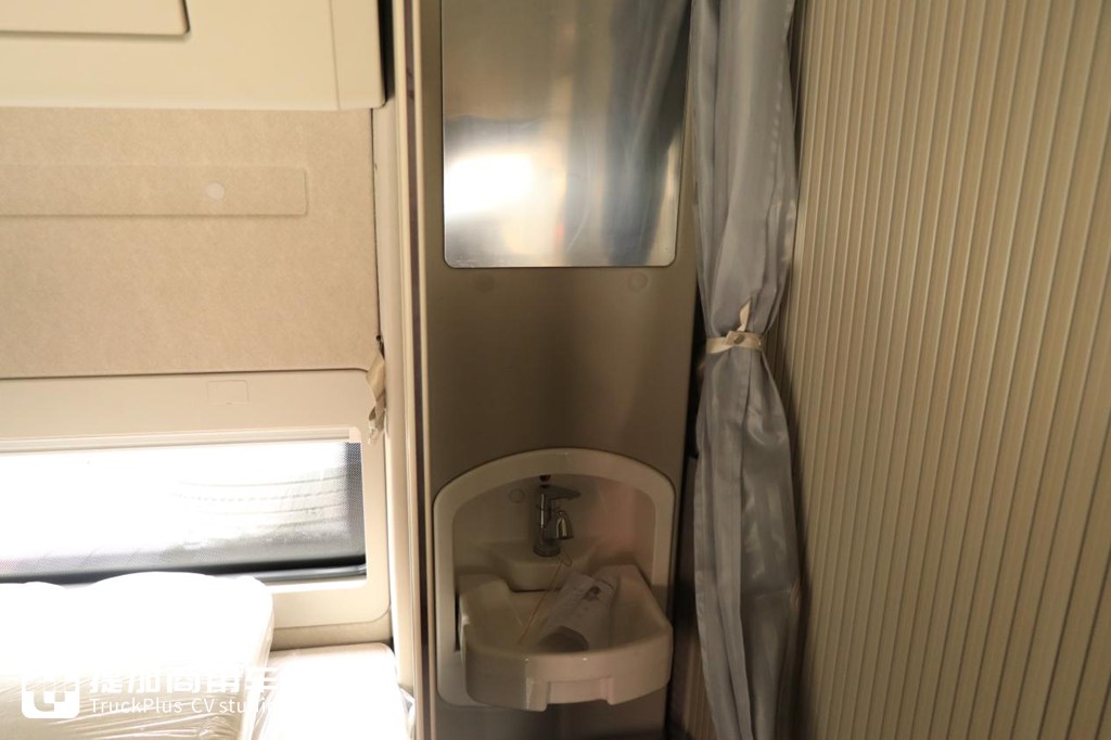让卡车生活更体面,头等舱VS生活舱,解放鹰途舒适性配置对比盘点 - 第8张 - 提加商用车网 让卡车生活更体面,头等舱VS生活舱,解放鹰途舒适性配置对比盘点 - 第8张