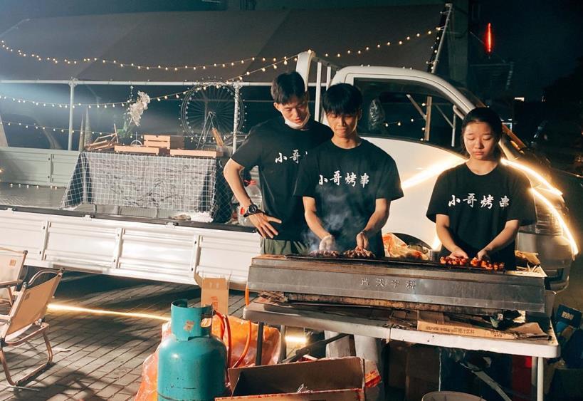 人间烟火色,至味是清欢 东风小霸王、东风途逸化身“百变侠”与年轻人共舞于夜 - 第3张 - 提加商用车网 人间烟火色,至味是清欢 东风小霸王、东风途逸化身“百变侠”与年轻人共舞于夜 - 第3张