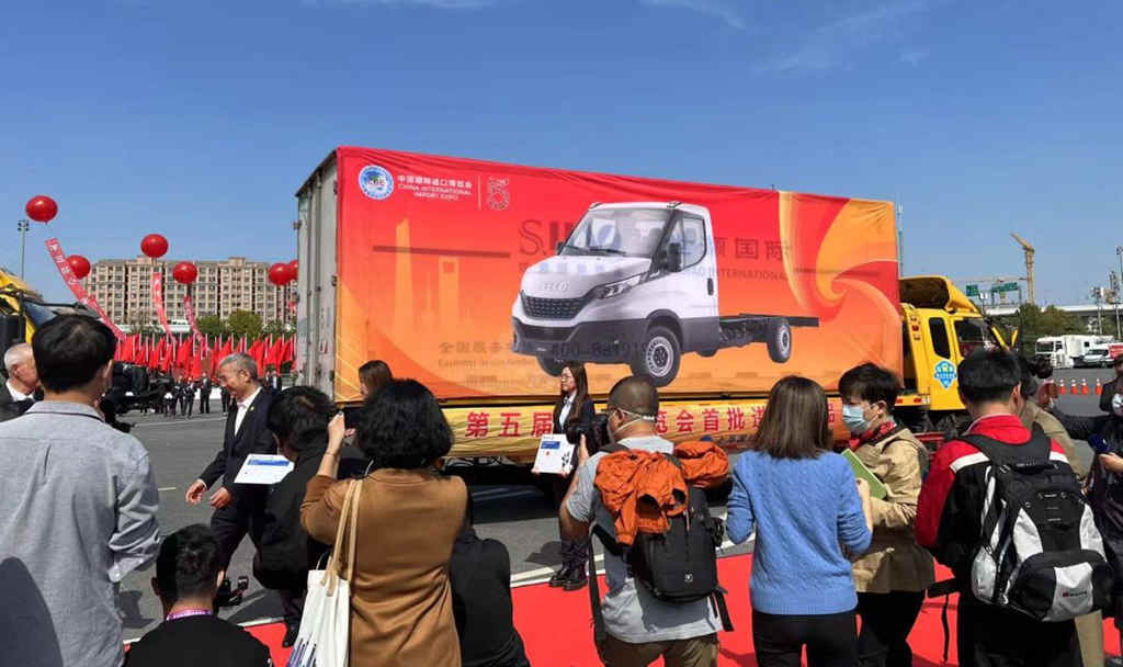 第五届进博会即将启幕，进口依维柯Daily作为首批展品入场布展 - 第1张