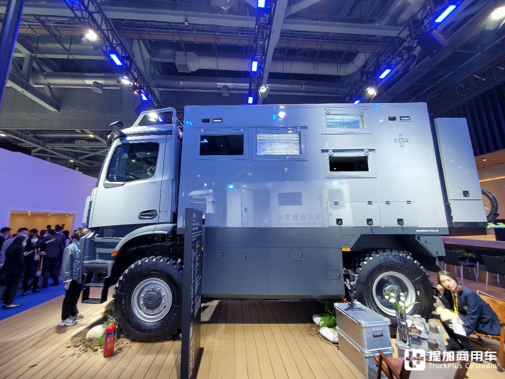 奔驰Arocs 4x4底盘打造，今年进博会上的这台越野房车，C本就能开？