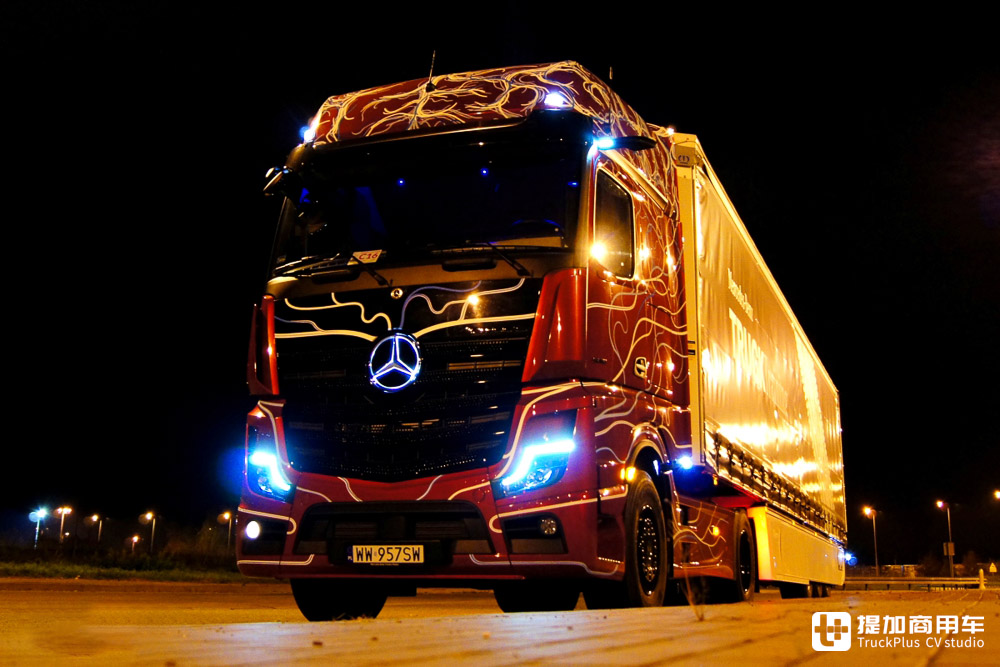 原厂单人生活舱！搭载SoloStar驾驶室的最新款奔驰Actros L旗舰卡车实拍评测